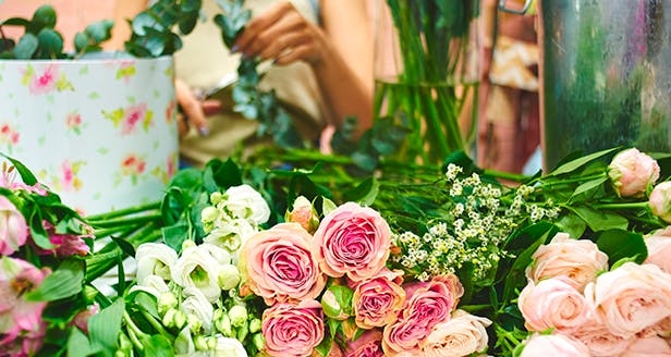 Blumenstrauß aus rosa und weißen Blumen bei einem Floristen