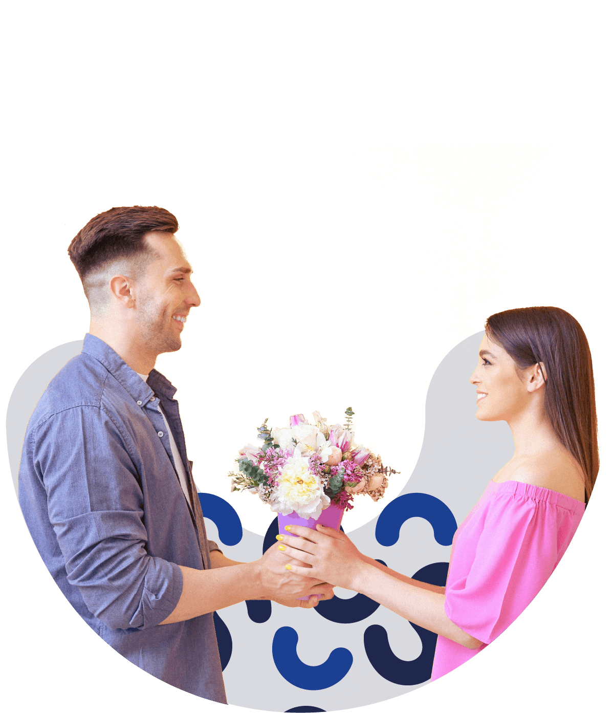 Foto di una coppia che si scambia un mazzo di fiori